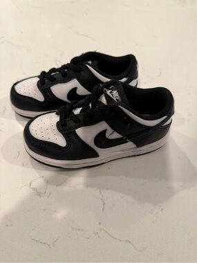 Nike Kids Low-Top Sneakers in Black and White